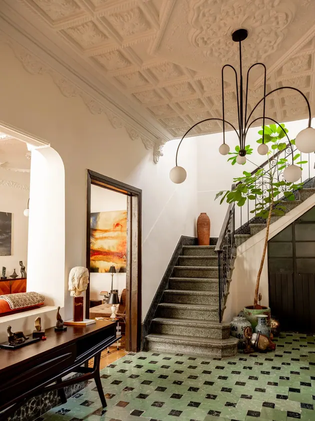 Casa de Reunión: escalera principal