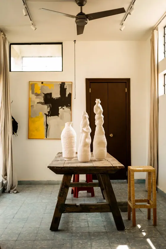 Casa de Reunión: espacio de trabajo con cerámica blanca